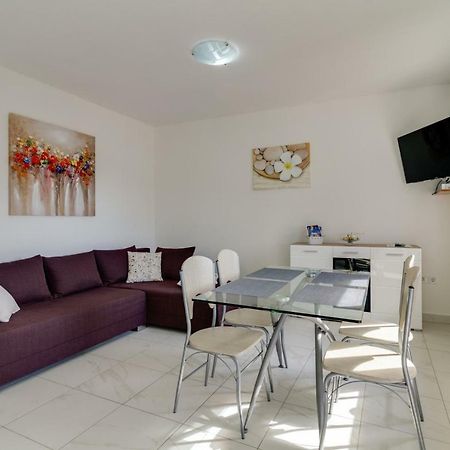 Apartments Tonka Near Beach And Sea Pula Exterior photo