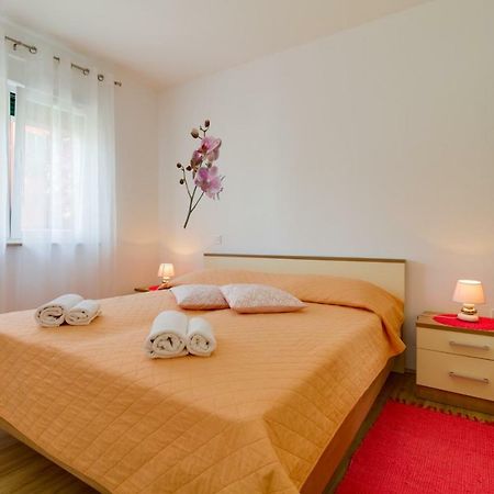 Apartments Tonka Near Beach And Sea Pula Exterior photo