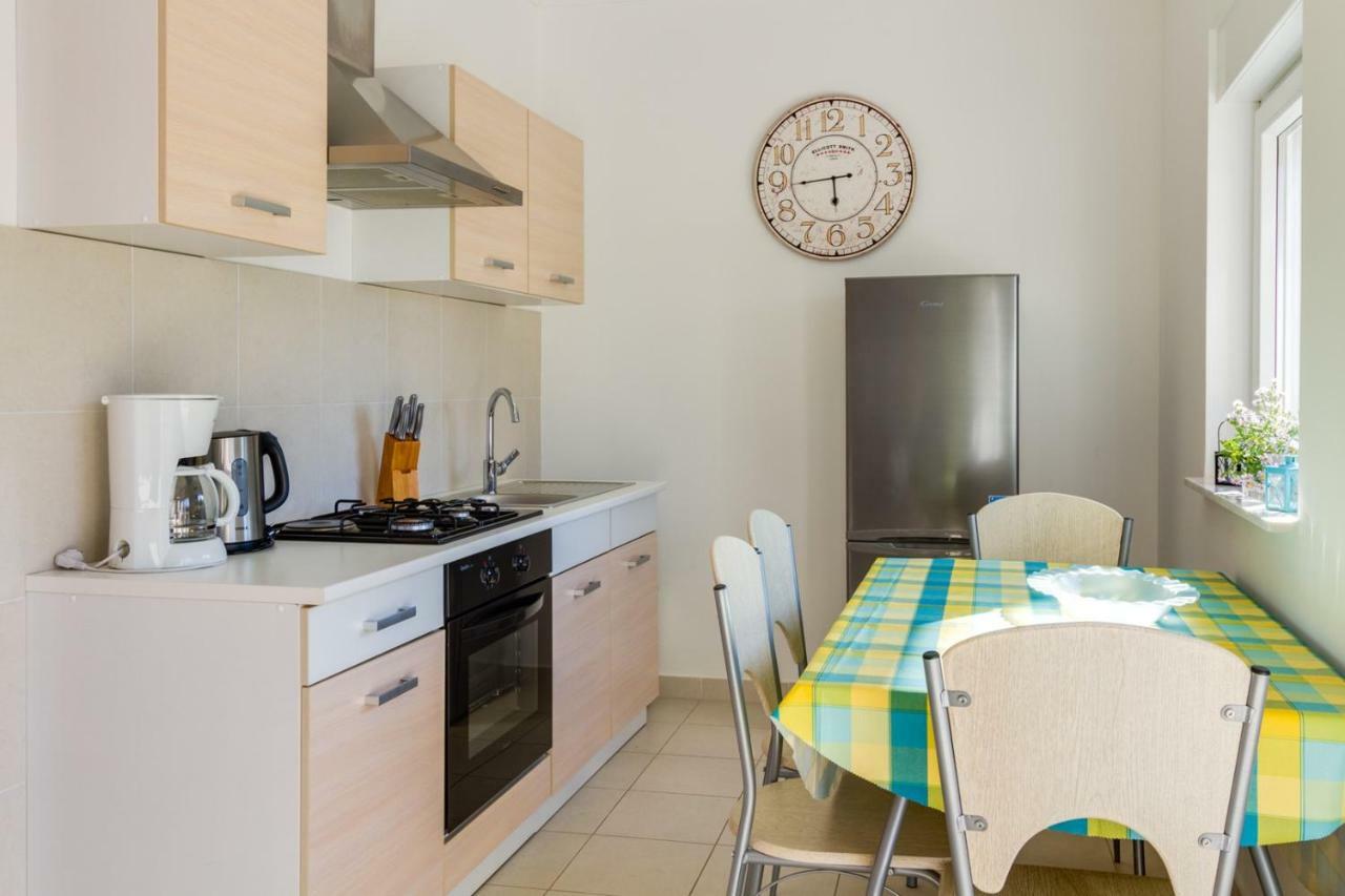 Apartments Tonka Near Beach And Sea Pula Exterior photo