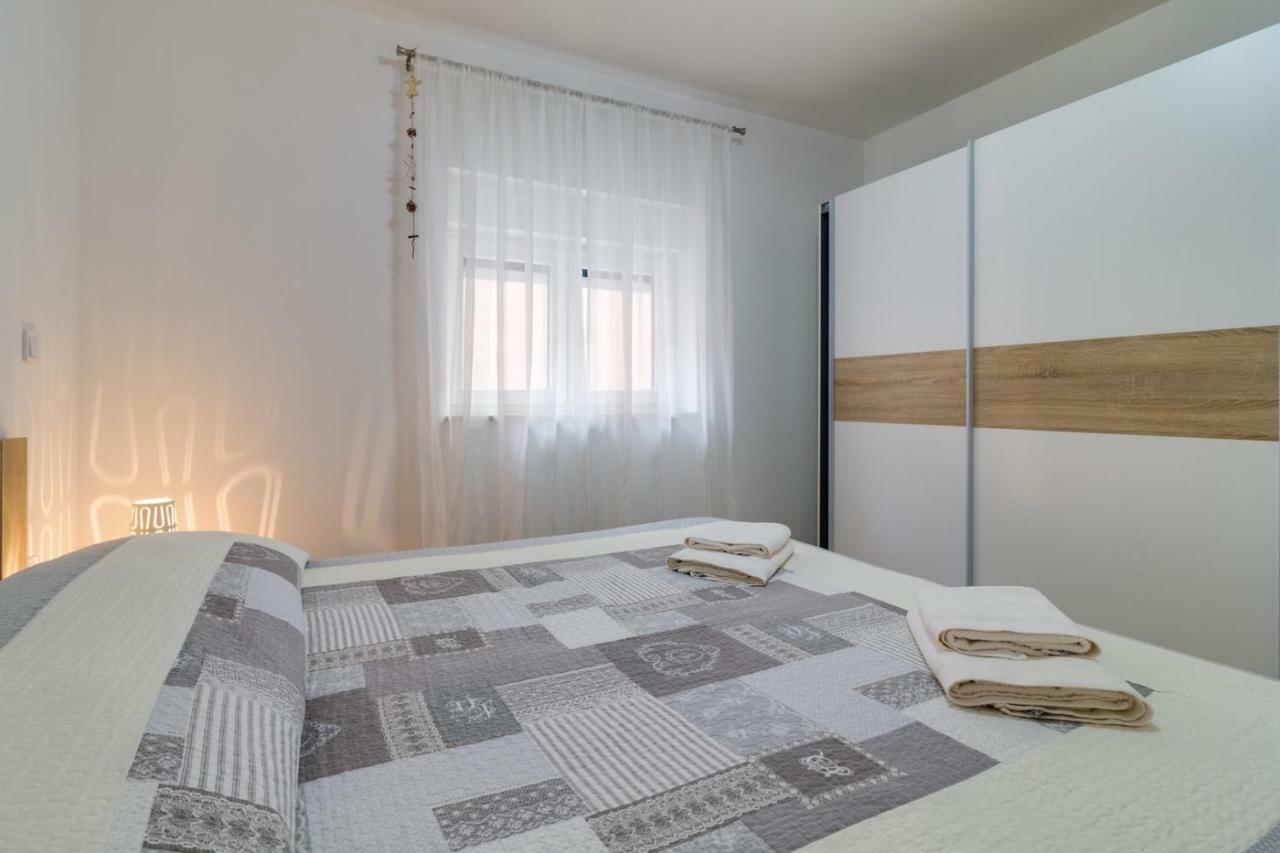 Apartments Tonka Near Beach And Sea Pula Exterior photo