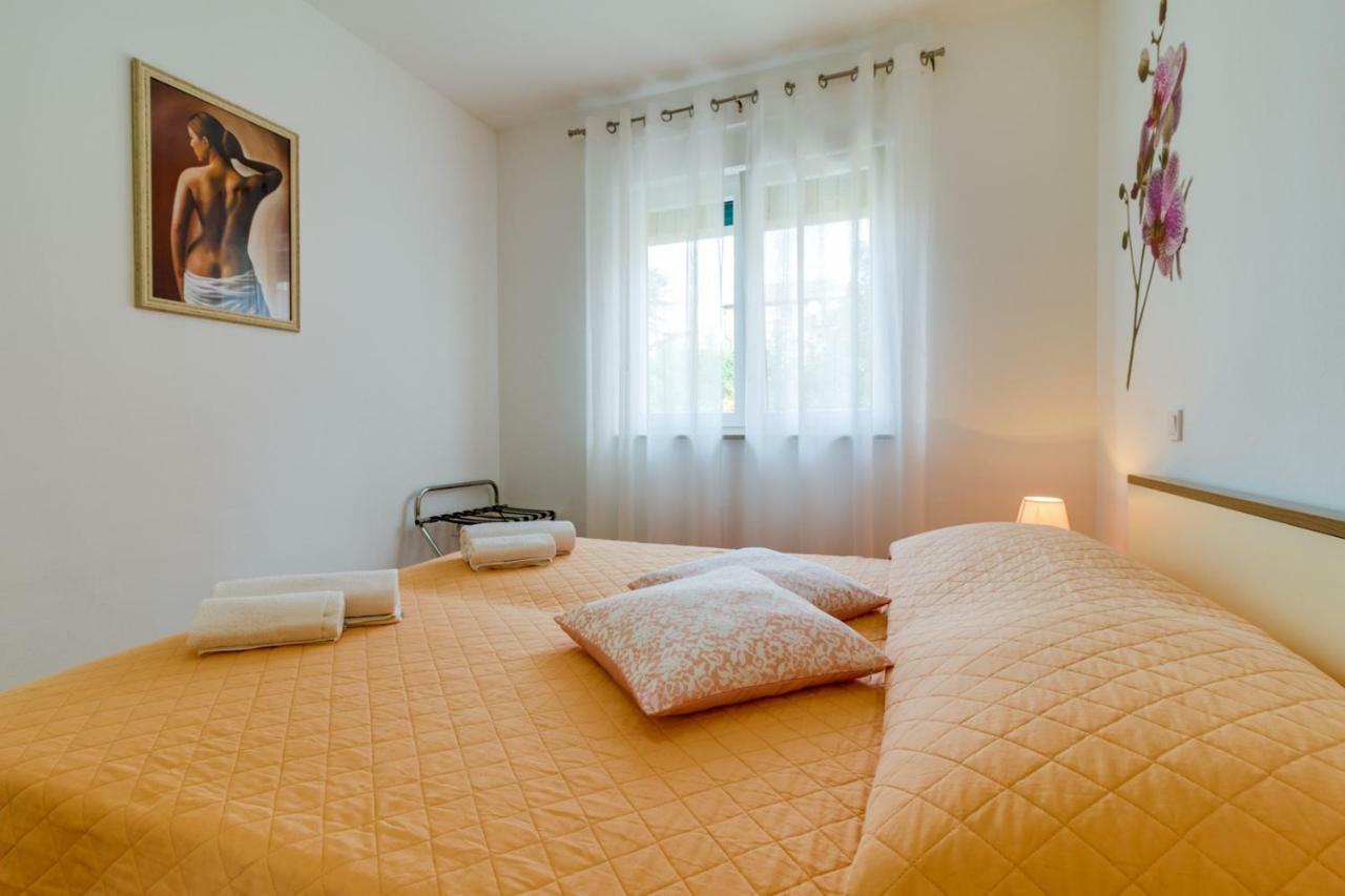 Apartments Tonka Near Beach And Sea Pula Exterior photo