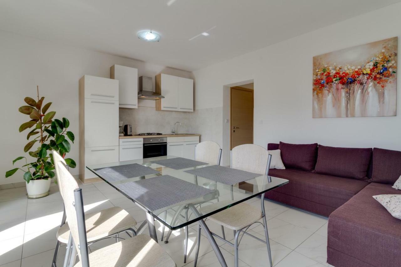 Apartments Tonka Near Beach And Sea Pula Exterior photo